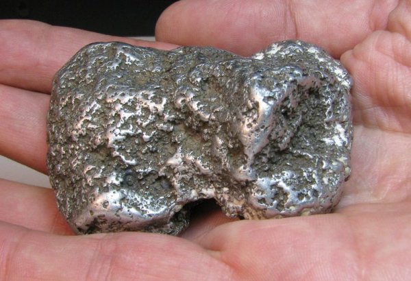 Разбира се, самата водородна горивна клетка се нуждае от определени материали - например платина като катализатор, добра новина за страни като Южноафриканската република или Зимбабве. Платина е нужна и за електролайзера, който ще произвежда самия водород. Но и в двата случая тя може лесно и ефективно да се рециклира. 
"Ние научихме доста отдавна, че е много важно да разчитаме на различни технологии, да не вземаме решения на базата на идеология и да казваме кое е добро и кое е лошо", обяснява ми д-р Юрген Гулднер, шефът на водородните проекти в BMW Group. "Осъзнахме също, че не е достатъчно само да гледаме колко устойчиви са нашите продукти, а трябва да обърнем внимание на целия производствен процес, от добива на суровините, през производството на компоненти от нашите поддоставчици, до рециклирането им след края на жизнения цикъл на автомобила. Защото рециклирането изисква дългосрочна перспектива. Трябва да го проектираш, да го заложиш още при създаването на продукта". 
