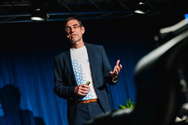 Остава, разбира се, въпросът с летливостта на водорода. Преди години един експерт в тази област ми го обясни така: резервоарът за водород е толкова усъвършенстван, че ако сипеш в него горещо кафе, след три седмици ще е все още горещо. Но ако сипеш в него водород, след три седмици ще е изчезнал. Цитирам го, но Гулднер поклаща глава. "Това е валидно за резервоари с течен водород", обяснява той. "Течният водород се съхранява при минус 253 градуса по Целзий - температура, която е трудна за поддържане, независимо от степента на изолация. Когато водородът се нагрее над нея, се превръща в газ и трябва да бъде освободен, за да не експлодира резервоарът. Заради това в BMW преди почти 15 години решихме да се откажем от течния водород и да изпоплзваме газообразен водород, което вече е световният стандарт. С тези резервоари и след три седмици, и след три месеца водородът си е още там. Но не сипвайте кафе вътре". 

НА СНИМКАТА: Д-р Юрген Гулднер
