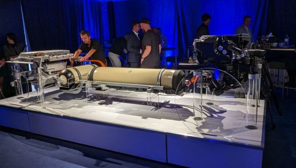 Резервоарите са под налягане от 700 атмосфери. Металът не е подходящ материал за изработката им - отчасти заради т. нар. "умора" на материала, отчасти и заради силно корозивния характер на водорода. Вместо това се използват въглеродни влакна. Дори необикновено якият резервоар да бъде продупчен, автомобилът е конструиран така, че изтеклият газ се издига нагоре и се разтваря в атмосферата (впрочем дори в случая с "Хинденбург" основната вина за катастрофата не е на водорода - пожарът се дължи повече на дизеловите резервоари за пропелерите и на запалимото лаково покривие на дирижабъла). 
