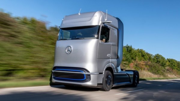 Все пак има и производители, които продължават да работят върху технологията с течен водород, припомня ни Йорго Хадзимаркакис, главният изпълнителен директор на Hydrogen Europe. Daimler Trucks наскоро показа камион с такова задвижване, който успя да измине 1005 км с едно зареждане на резервоарите. "В товарния транспорт течният водород има смисъл, защото камионът се зарежда и след това го изразходва, съхранението при дълъг престой не е проблем", обяснява Хадзимаркакис. "Добре е за сектора да има и други технологии. Колкото повече клиенти, толкова по-добре за старта на водородната икономика". 
Оглавяваната от Хадзимаркакис Hydrogen Europe е по същество асоциацията на водородната индустрия на Стария континент, обединяваща над 400 членове, включително автомобилни компании като BMW и Daimler, индустриални гиганти, както и цели региони на ЕС. "Водородна индустрия" може и да ви звучи като пожелание за далечното бъдеще, но всъщност в някои сектори водородната икономика отдавна вече е факт. Големият въпрос е дали може да се разпростре и върху други до степен да играе основна роля в енергийния преход. 