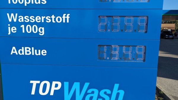 "Често ме питат кога ще настъпи повратната точка за водорода", казва ни Юрген Гулднер. "Моят отговор е, че повратната точка мина през 2019, когато Международната агенция по енергетика състави своя доклад за ролята на водорода". Допреди този доклад водородът дълго бе пренебрегван като твърде сложно и скъпо решение. Но IEA подчерта това, което някои експерти твърдяха години по-рано - че без него като спойка "зелената енергетика" изглежда невъзможна. 
Слънцето, вятърът и водата са на практика безкрайни ресурси. Но използването им вместо въглищата, петрола и природния газ крие някои предизвикателства. Възобновяемите източници ни дават енергия най-вече тогава, когато тя не ни е нужна: през лятото, вместо през зимата, и през деня, вместо вечер и нощем. А електричеството не може да се складира за дълги периоди. Хипотезата, че това може да се случи чрез големи, стационарни литиево-йонни батерии, изглежда все по-нереална - и заради цената, и заради недостига на ресурси. 

НА СНИМКАТА: При цена от 2.39 евро за 100 грама водород, изминаването на 100 км би ви струвало 24 евро - доста повече, отколкото с аналогичен бензинов автомобил. Но това все още не е пазарна цена - тя е опредена произволно от доставчика, за да му върне инвестицията в експерименталната станция.  
