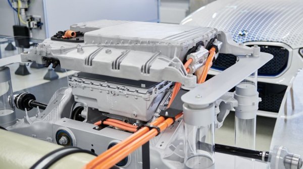 Аргументът за ниската ефективност на водорода като енергоносител обаче има и друга страна - в много случаи става дума за енергия, която иначе ще бъде загубена, или изобщо няма да бъде произведена. Йорго Хадзимаркакис цитира примера с Кипър, където средно 22% от произведената енергия от соларни централи не може дори да влезе в електропреносната мрежа заради ограничения й капацитет. В Германия през 2022 енергия за около 4.5 милиарда евро не е била произведена по същата причина. "Когато говорим за ефективност, да не забравяме, че най-голяма енергийна система на планетата е фотосинтезът, а при него ефективността не е дори 3%", подчертава Хадзимаркакис. "Енергийната ефективност е само част от системната ефективност, която включва също неща като ценова ефективност, ефективност по отношение на суровините... 50% ефективност на един водороден камион е по-добре от 0% ефективност при непроизведената енергия". Шестте тераватчаса зелена енергия, които не бяха произведени в Германия миналата година заради недостатъчен капацитет на мрежата, биха стигнали за производството на 100,000 тона водород. Нашето iX5 Hydrogen се нуждае от едва килограм, за да измине 100 км. Това прави 100 милиона километра пропуснат пробег. 
