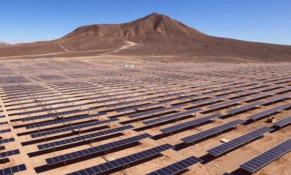 Ефективността зависи и от мястото, където се произвежда енергията за електролизата. В Германия един соларен панел произвежда за година енергия, която би стигнала на съвременен електромобил да измине около 6100 км. Но в страни с повече слънчево греене - Гърция, Южна Испания, Северна Африка - километрите вече стават 14-15 хиляди. Дори при 50-60% загуби от превръщането във водород, пак излиза повече, отколкото би произвела Германия сама. А Европа ще има нужда от внос и в бъдеще, защото просто няма достатъчно ресурси да произведе сама енергията, която й е нужна, обяснява д-р Йоханес Конрад от Виенския технологичен университет. "В Европа имаме енергийно потребление от около 60 екзаджаула годишно. Въпреки всички усилия да имаме възобновяема енергия, днес тя е само 17% от общия микс", казва Конрад. От 90-те години делът на ВЕИ се е утроил, и това пак е крайно недостатъчно. "Над 50% от енергията ни в Европа идва отвън. Затова ни е нужен зелен източник, който да може да се транспортира". 