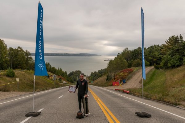 Рекордът да спускане по планински път с лонгборд е поставен на 16 септември 2017 година от британеца Питър Конъли. По време на мероприятието L&rsquo;Ultime Descente в Канада той развива 146,73 км/ч.