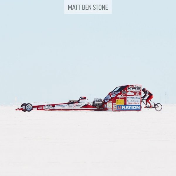 Ускорението до максимална скорост с велосипед на практика е невъзможно на стандартен път заради нееднородната настилка, трафика и други фактори. Затова е рекордът с двуколесно средство, задвижвано с педали и верига, е регистрирано на специално трасе на соленото езеро Боневил.