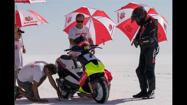 Обут в нови гуми Pirelli Diablo Rosso и подготвен с помощта на производителя на резервни части й Malossi, скутерът успява да развие 114,823 км/ч на правата. Машината е пилотирана от главния инженер на проекта Фабио Фази.