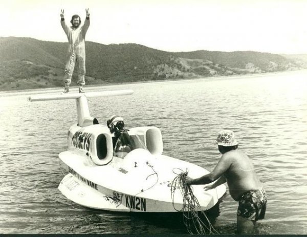 Най-бързият плавателен съд от 43 години насам е суперкатерът Spirit of Australia, проектиран и сглобен от Кен Варби. Самоукият механик прави това още през 1978 година, като оборудва машината с реактивен ракетен двигател, развиващ 6000 к.с. И още през същата година развива 511 км/ч.