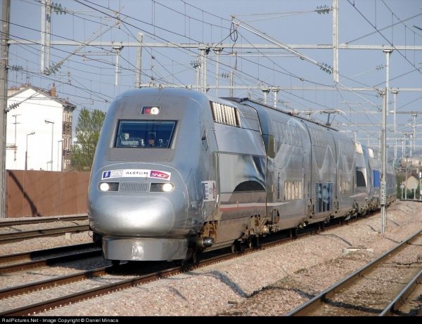 Електрическият влак се състои от два модернизирани основни вагона и от три по-малки. Той получава мощни електрически двигатели, като и по-големи колела. Напрежението в контактната мрежа е увеличено от 25 на 31 кВ, а за подобряване на аеродинамиката пространството между вагоните е закрито. Машинистът Ерик Пиезак признава, че ръководството не му е позволила да вдигне повече от 575 км/ч, въпреки че според него, това е можело да се случи.