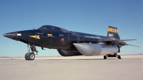 По-бързо от самолета може да лети само ракетата. Или пък самолет с ракетен двигател! Точно такъв е американският експериментален ракетоплан Х-15, чиято концепция е създадена през 50-те години на миналия век. Тя е трябвало да бъде в основата на пилотируем хиперзвуков бомбардировач. Дължината на летящия апарат е 15 метра, а теглото - малко под 15 тона.