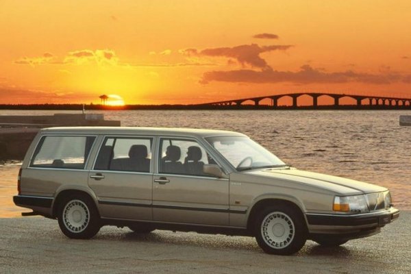 Тези модели на Volvo може да не са толкова популярни, колкото останалите в списъка, но дори малцината, които са имали шанс да притежават Volvo 700 или 900, могат да се закълнат в тяхната надеждност и дълголетие.

Двата автомобила са със задно предаване и са сред любимите на фирмите за тунинг, тъй като като техните двигатели са лесни за настройки и за замяна на основните детайли. А за здравината на каросерията няма какво да се говори, тя е невероятна.