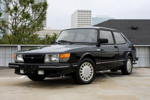Моделът Saab 900 беше чудесно предложение за всеки, който искаше BMW, но не можеше да си го позволи. Подобно на Volvo, автомобилите на Saab бяха направени, за да издържат цял ​​живот. Ако случайно намерите Saab 900, има вероятност той все още да работи, въпреки лошото си външно състояние.

Известни са екземпляри от този модел, които имат пробег от над милион километра. Един от тях е изложен в музея на автомобила в Уисконсин, като за него е доказано, че е изминал 1,6 млн. мили.