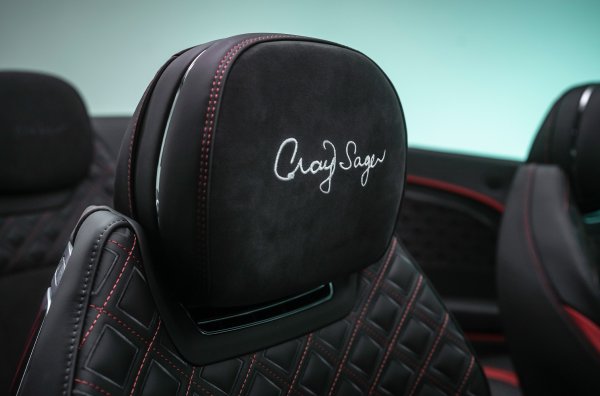 Самият Сейгър често носеше сака с ярки шарки, поради което колата беше проектирана по този начин. Черният интериор е допълнен от червени шевове, а върху облегалките за глава е избродирана имитация на собствения подпис на Крейг Сейгър. 