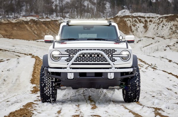 Машината е създадена на базата на SUV с пет врати, какъвто не се предлага при първото поколение на модела. Същото важи и за уникания цвят, който липсва в гамата. Този Bronco получава бели джанти, мощна броня, сребриста решетка, червен декор, както и логото на First Edition и Pope Francis Center. 