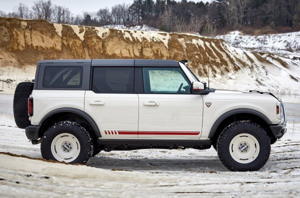 Освен това колата има светлини на покрива, тръбни врати, куки за закрепване на багаж и сейф. Черно-белият интериор е допълнен от червени акценти. Всъдеходът струва 63 000 долара, но Тони Таунли от Джорджия плати половин милион, които ще отидат за центъра &bdquo;Папа Франциск&ldquo;, помагащ на бездомните.