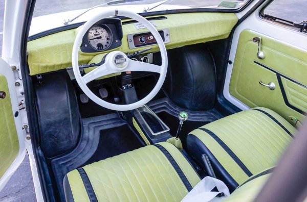 През 2016 г. Том Ханкс посети Будапеща, където се снима с такива автомобили. Поляците реставрират компактната кола и подменят интериора, като поставят ярко-зелена кожа. Също така в кабината има тематични лога и цитат от филма &bdquo;Форест Гъмп&ldquo;. 