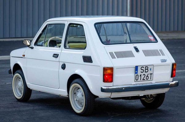 Доработките струват 20 000 долара, но на търг за колата са платени 83 500 долара. Том Ханкс дари приходите на фондация Hidden Heroes, която подкрепя хора, които се грижат за ветерани от войните.