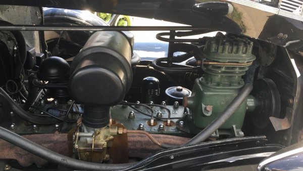 Трябва да се знае, че климатици се използвали в транспорта и преди това, но именно Packard станал първата лека кола с такова допълнение, и то фабрично. Климатикът по онова време бил опционален и за него трябвало да се доплатят 274 долара. Системата била доста шумна и с несъвършенства в конструкцията, като детайлите й били не под капака, а част от тях заемали място и в багажника. Това може би била сред водещите причини клиентите да не искат коли с климатици. И по този повод от Packard премахнали опцията от ценовите си листи през 1941 г.