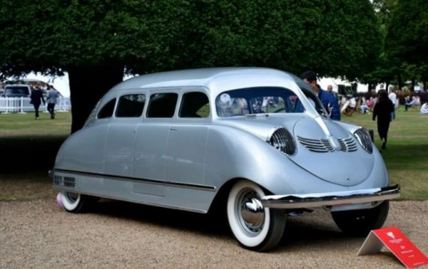 Петото място е за един най-слабо известните модели в този списък - Stout Scarab. Това е американски автомобил, чиято история започва през 1930 година. Той се произвежда от компанията Stout Motor Car Company в Детройт (щата) Мичиган.Това е първият миниван в историята и първият, чиято каросерия е направена от стъклопласт.