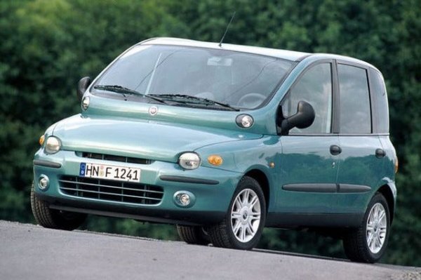 Няма как подобна класация да мине без Fiat Multipla, който е един от най-противоречивите автомобили в историята. Той наистина изглежда нелепо заради голямото си предно стъкло и малкия капак на двигателя, но в същото време предлага огромно вътрешно пространство и 6 места. По-късно Fiat обнови модела, като премахна странната оптика и ниския капак, заради което автомобилът загуби част от своето очарование.