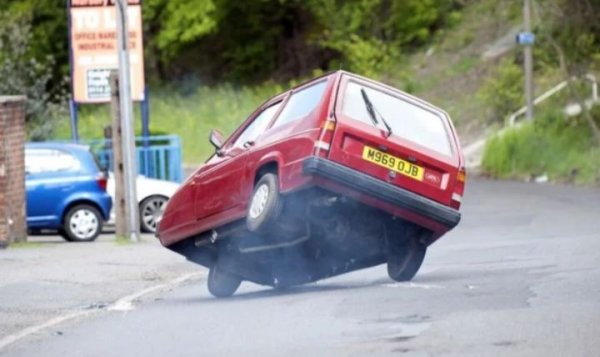 Компактният модел с 3 колела си спечели званието "най-лош автомобил в историята на британското автомобилостроене", което би трябвало да казва всичко за него. Тази кола има три колела, като големият проблемът не е броят, а позиционирането им - две са отзад и едно отпред. Това прави машината много нестабилна и опасна за каране. Колата може и да не е практично, но това по никакъв начин не се отразява на нейния култов статус.