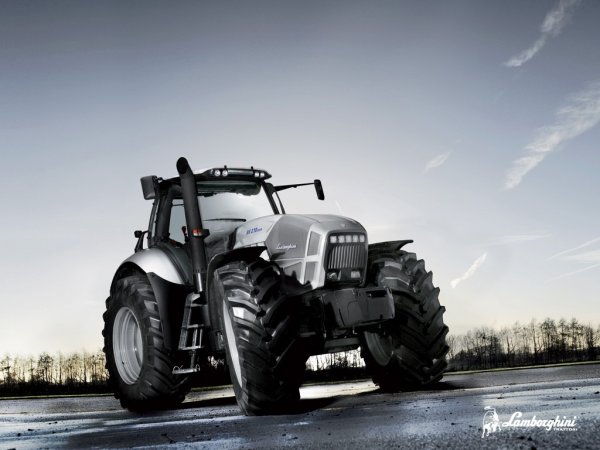 Какво има в автопарка на най-известния автомобилен журналист на планетата? Най-странната машина, безспорно, е трактор Lamborghini R8 270.DCR, който Кларксън ползва във фермата си в Оксфордшир. Британецът при притежава и Alfa Romeo GTV6, която купува след снимки на епизод на The Grand Tour в Шотландия, както и Volvo XC90.