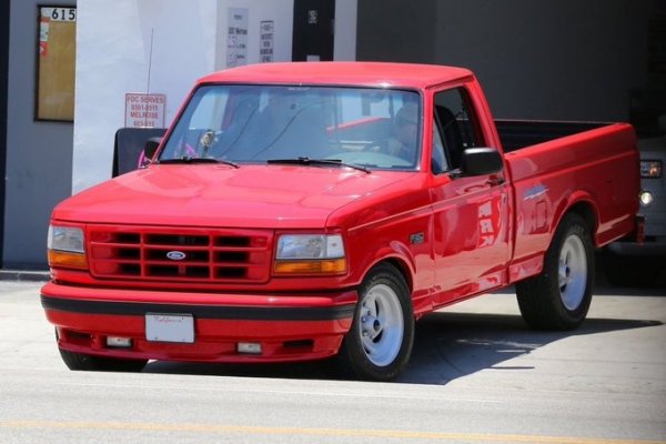 В гаража на една от най-известните и най-екстравагантни изпълнителки в наши дни би трябвало да има доста скъпи и/или доста странни машини, но това не е така. Певицата предпочита червен Ford F-150 SVT Lighting, произведен през 1993 г.