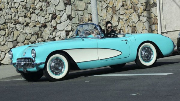Роднината на Ким Кардашиян си пада по класически автомобили, като освен този Chevrolet Corvette тя притежава още две забележителни машини, произведени през 60-те години на миналия век. Това са Ford Mustang Convertible от 1965 г. и Cadillac Eldorado Biarritz от 1960 г.