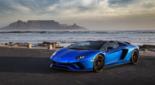 Американската хип-хоп звезда притежава не само Lamborghini Aventador S Roadster, но също така Bentley Bentayga, Lamborghini Urus и Mercedes Maybach. Тя обаче влиза в тази група знаменитости по друга причина &ndash; няма шофьорска книжка.