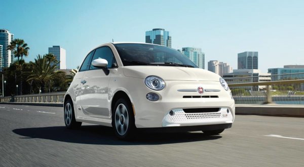 Превърналият се в легенда с участието с в уестърни и екшъни актьор през последните години се е отказал от стандартни автомобили и залага на електрическо превозно средство. Неговият Fiat 500е е с предно предаване и електромотор с мощност 111 к.с., който изминава 135 км с едно зареждане на батериите.