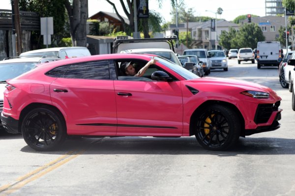 Кросоувърът на Lamborghini беше буквално разграбен след появата си на пазара, като голяма част от купувачите, естествено, са световни знаменитости. Сред тях е и канадският изпълнител Джъстин Бийбър, което не е изненада. Интересно обаче, защо певецът е избрал да го боядиса в розово.