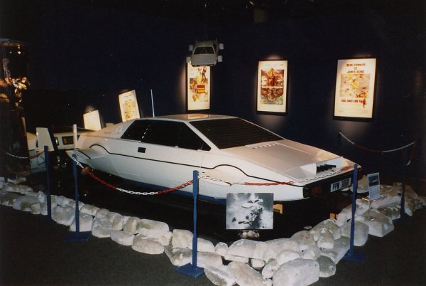 Шефът на Tesla има в гаража си една много забележителна машина - Lotus Esprit Submarine Джеймс Бонд от филма &bdquo;Шпионинът, който ме обичаше&ldquo; от 1977 година. Мъск купува колата през 2013 година, като плаща за нея 1 млн. долара.