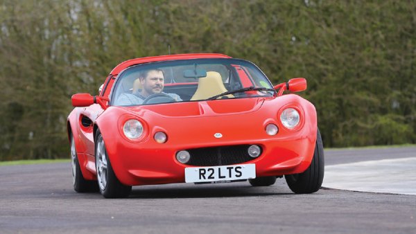 Ford, Austin, Coventry-Climax и дори Isuzu са давали двигатели за различни модели на Lotus. Но при проектирането на Elise англичаните се ориентираха към Rover. Като лек роудстър, Elise се нуждаеше от подходящ двигател и K-серията с алуминиевата си цилиндрова глава беше идеална.
Дори в базовата си форма със 118 коня - Elise беше достатъчно впечатляващ с 6,2 секунди ускорение до стотака.
По времето, когато производството на първото поколение Lotus Elise приключи през 2001 година, вече имаше мотор със 190 к.с. Втората серия Elise остана с двигатели Rover, после дойде мотор на Toyota.