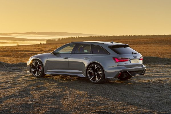 Харди използва Audi RS6 Avant за ежедневните си пътувания из Лондон. Двигателят на това спортно комби генерира над 500 к.с. и позволява лесно достигане на скорости над 300 км/ч, като същевременно предлага и практичен багажник.

Той избра точно този автомобил като компромис между динамичните характеристики и семейните нужди. Любопитното е, че в сериала &bdquo;Мобленд&ldquo;, чийто втори сезон тръгва този месец, героят на Харди кара именно такава кола.