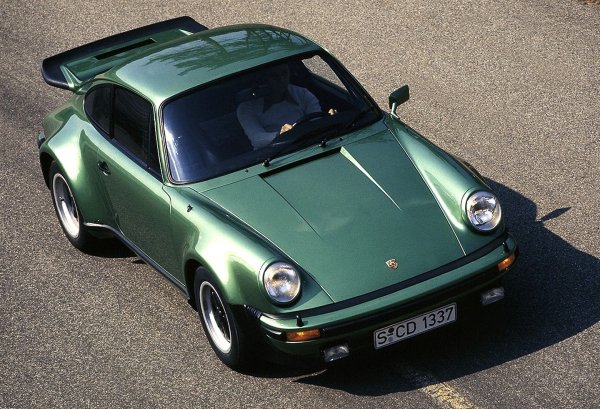 Това е първото серийно Porsche 911, оборудвано с турбокомпресор, като е представено през 1974 година. Отличава се от стандартните модели 911 по широките си калници и масивния заден спойлер. 