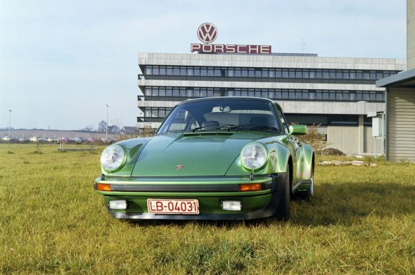 Британски таблоиди също така съобщават, че Харди притежава класическо Porsche 911 Turbo с двигател с въздушно охлаждане.
