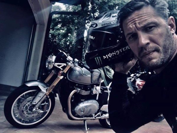Том Харди кара както автомобили, така и мотоциклети. През 2017 година Triumph публикува официална снимка в социалните мрежи, на която британската звезда позира пред Triumph Thruxton RS.