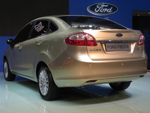 Ford Fiesta Sedan ще бъде оборудван с двигателите, с които се предлага версията хечбек. 