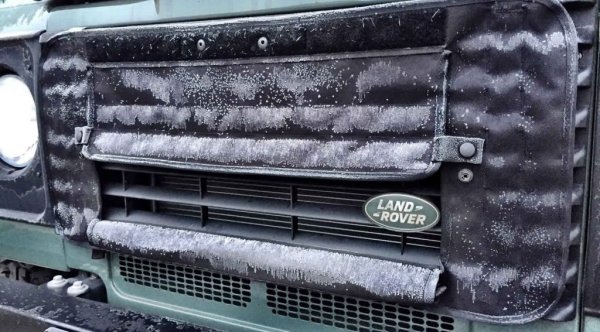 Системата за охлаждане на двигателя също ще работи при по-голямо натоварване при 4х4, особено ако кросоувърът се кара по черни пътища и кал. В същото време радиаторите се запушват и много хора нямат навика да ги мият веднага след шофиране извън пътя.
Често, след закупуване на автомобил 4x4, собственикът поставя плътна мрежа зад решетката на радиатора и защита на силовия агрегат. Това значително намалява притока на въздух в двигателния отсек и пречи на охлаждането на двигателя и скоростната кутия.
