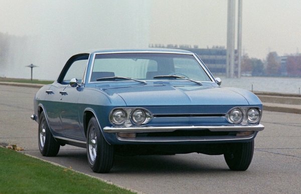 През 60-те GM създава няколко прототипа с електрическо задвижване. Първият, от 1964, е конструкционен провал. През 1966 се появява Electrovair 2, с индукционен електромотор и 532-волтова сребърно-цинкова батерия. Колата тежи с 800 кг повече от бензиновия Corvair, но пък ускорява от 0 до 100 км/ч за същото време - 16 секунди. Изминава 130 км с едно зареждане, но батерията се износва след едва 100 цикъла. 
