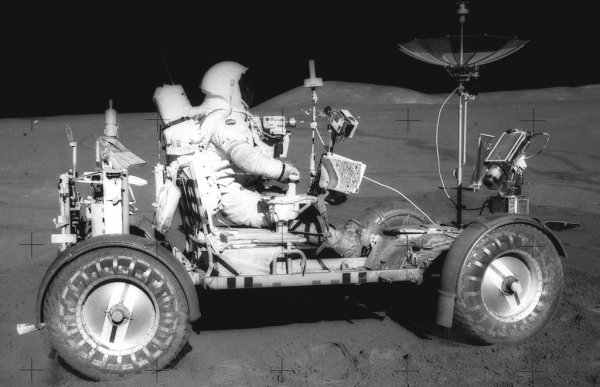 Вероятно най-успешният електромобил в досегашната история, макар да е произведен само в четири бройки - три от които все още са на безплатен паркинг върху повърхността на Луната. Космонавтите от Apollo 15, 16 и 17 използват LRV, за да проучат по-обширни райони от земния спътник. Построен от Boeing, луноходът има по един малък (по четвърт конска сила) електромотор на всяко колело, тежи 210 кг, развива до 13 км/ч и има обхват от 92 км. 
