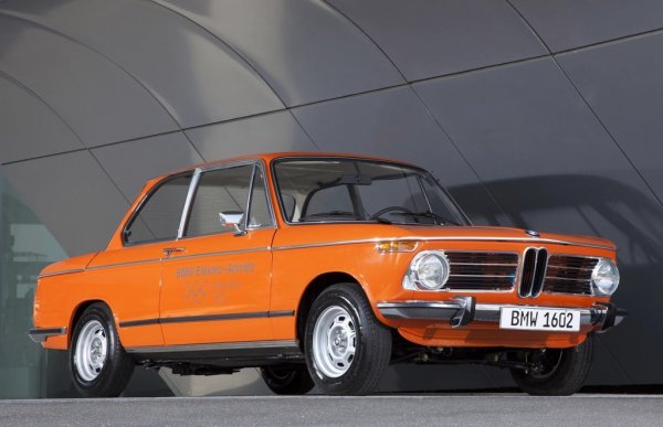 С помощта на Bosch баварската компания решава да превърне модела 1602 в електромобил, който да е официално превозно средство на олимпиадата в Мюнхен. Електромоторът задвижва задната ос, а електричеството идва от дузина 12-волтови батерии, монтирани под предния капак. Максималната скорост е 100км/ч, но обхватът в градски условия е само 30 км, а зареждането отнема дълги часове. 
