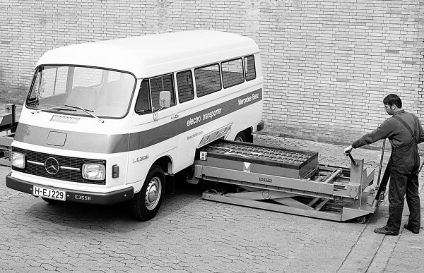 В Daimler още през 70-те прогнозират, че замърсяването на въздуха ще се превърне в голям проблем за метрополиите, и разработва ван за доставки с нулеви емисии. LE 306 има 22-киловатчасова батерия, която осигурява 100 км обхват и скорост до 80 км/ч. Батерията лесно се вади и подменя на зарядната станция. Произведени са 58 бройки за пилотна програма, и проектът спира дотам. 
