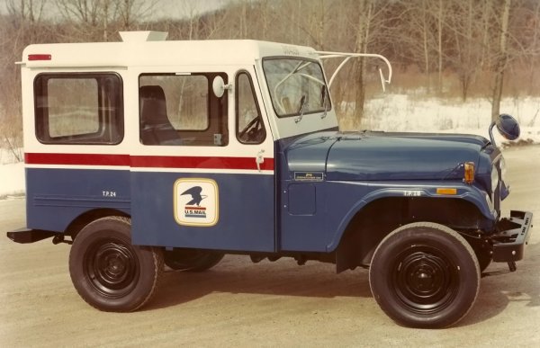 След разтърсилата американската икономика петролна криза от 1973, щатската пощенска служба започва да експериментира с електрически автомобили. Първо тества 30 британски камиончета Harbilt, а после поръчва на тогавашната American Motors Corporation да й произведе електрически Jeep. Резултатът е машина с 53 км/ч максимална скорост и обхват от 49 км, а мощността е толкова окаяна, че пощальоните са посъветвани да избягват изкачванията по хълмове, където е възможно. 
