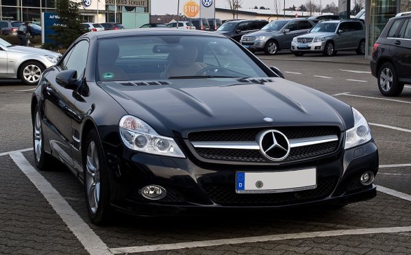 Мнението е, че оригиналният SL (R320) изглеждва свежо и оригинално, докато фейслифтът е определен като &bdquo;ужасен&ldquo;, като това се дължи основно на фаровете.