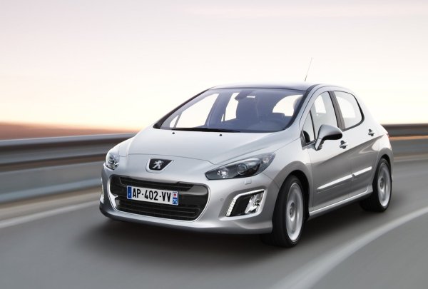 Читателите са категорични, че много харесват първото поколение на на 308, но опитът за освежаване е довел до кошмарен резултат и е превърнал автомобил в &bdquo;петно&ldquo;.