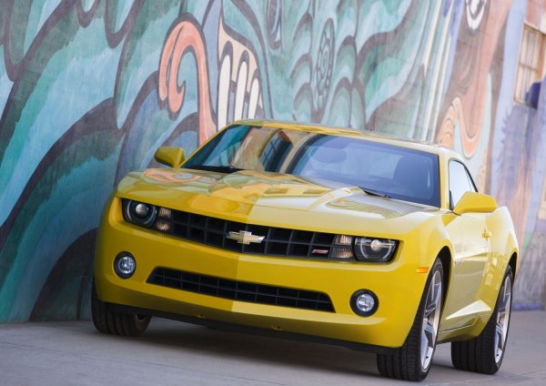 С много силно представяне с сребърният медал отива при петото поколение Chevrolet Camaro, което, според оценките, беше &bdquo;грозно в началото, но те го направиха много по-лошо&ldquo;. 