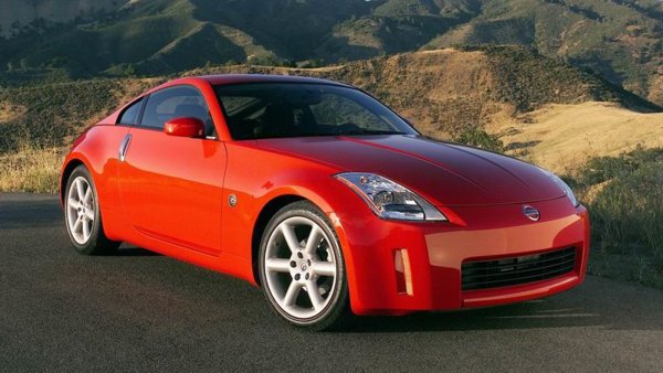 След една кратка пауза Nissan съживява Z-моделите със завръщане към класическа спортна схема &ndash; двигателят е 3,5-литров V6, колата е двуместна, а част от експерименталните технологии са премахнати. Z350 идва с 287 конски сили, като по-късно мощността му нараства на 306 к.с. Дизайнът на колата е дело на студиото на Nissan в Ла Джола, Калифорния, което печели вътрешния конкурс на фирмата в конкуренция с другите студия на марката в цял свят. Освен в 350Z 3,5-литровият мотор се използва и в още два популярни модела на Nissan: Skyline и Pathfinder. Моделът е създаден като пряк съперник на Porsche Boxster, а Nissan започва да предлага и Nismo-версия на модела.
