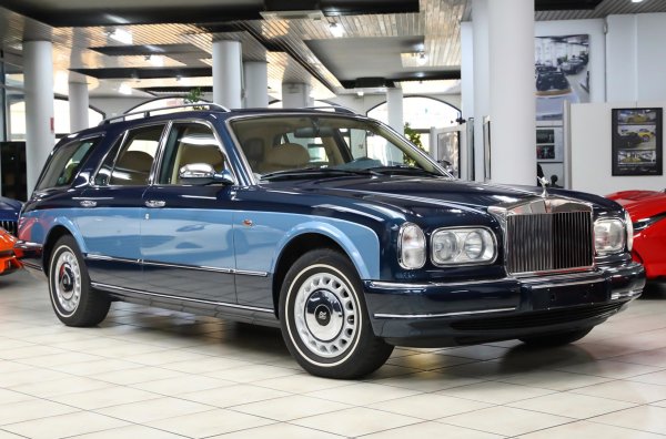 Преди 11 години експертите от British Cars превърнаха британски седан от 1998 г. в комби с много необичайни опции. Работата отнема дълги седем месеца, тъй като италианският клиент забранява използването на части от други машини - петата врата, например, беше направена от нулата. 