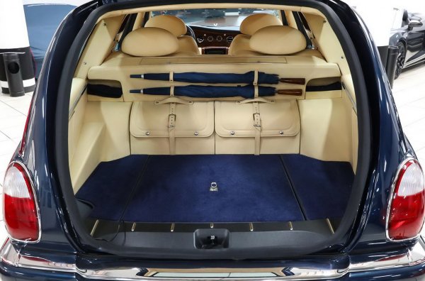 Освен това собственикът поискал да постави лейка и резервоар за вода в стената на багажника. Подът на багажното отделение се плъзга като маса за пикник. Има и чанти в цвета на интериора за съхранение на инструменти и алкохол, отделение за колби и чаши, както и два чадъра. 