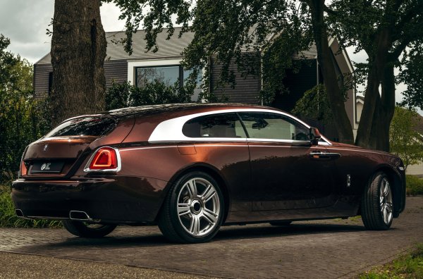 Първото копие получава двуцветно тяло, частично изработено от въглеродни влакна -  удълженият покрив, например, е направен от композит, преминаващ в задната врата. Интериорът е с &ldquo;звездно небе" на тавана и трицветна кожа. Тиражът е само седем автомобила, всеки от които е уникален. 